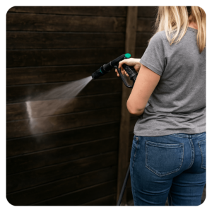 afspuiten van de schutting na schoonmaken met Jackpro